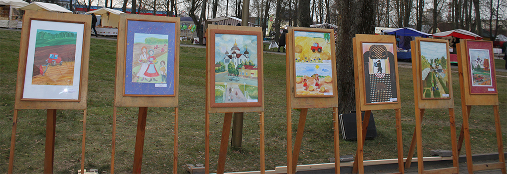 У гарадскім парку працуе выстава мастацкіх работ «Дажыначны вернісаж»