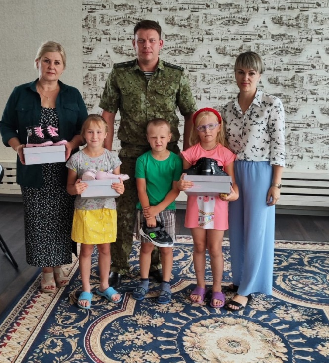 Подарки от военнослужащих получили дети СПЦ и ЦКРОиР