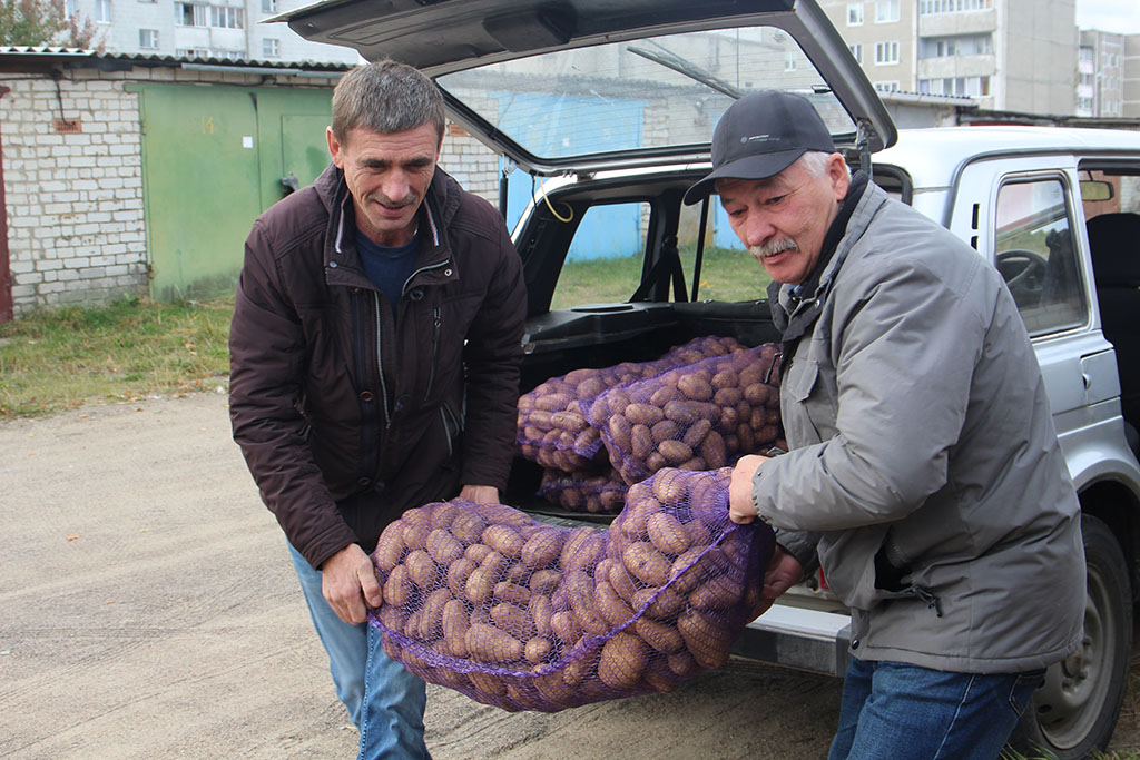 «Тёплый дом» доставил картофель ветеранам 