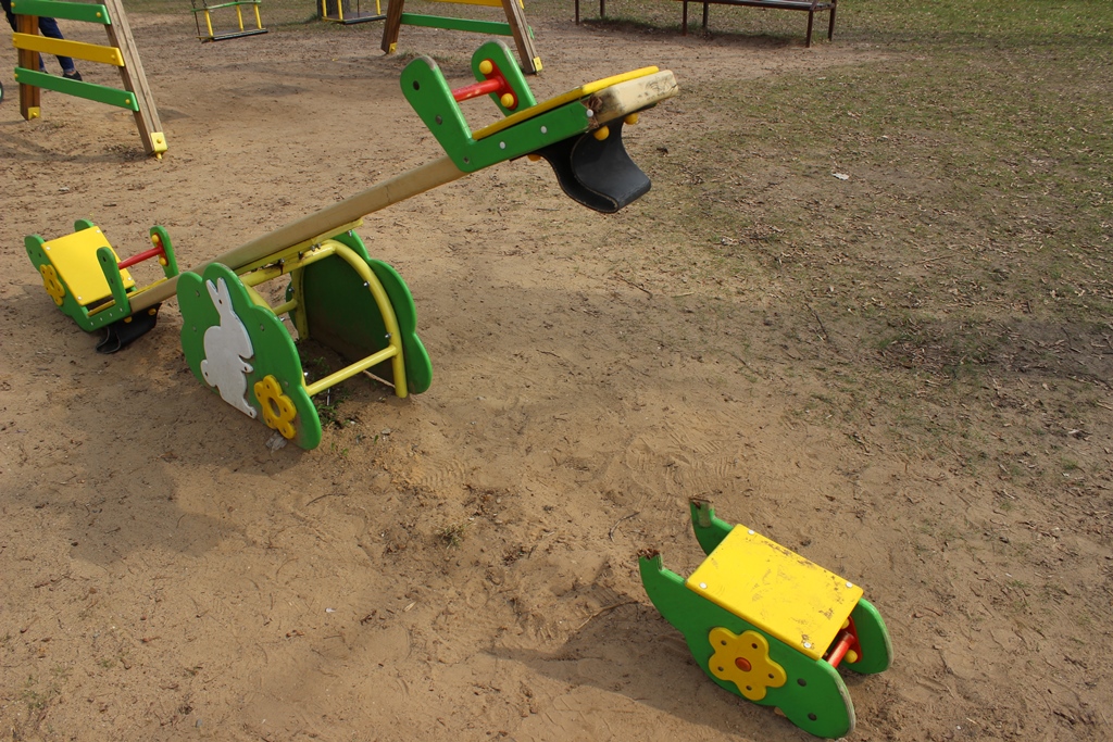 В городском парке Сморгони повредили детскую игровую площадку