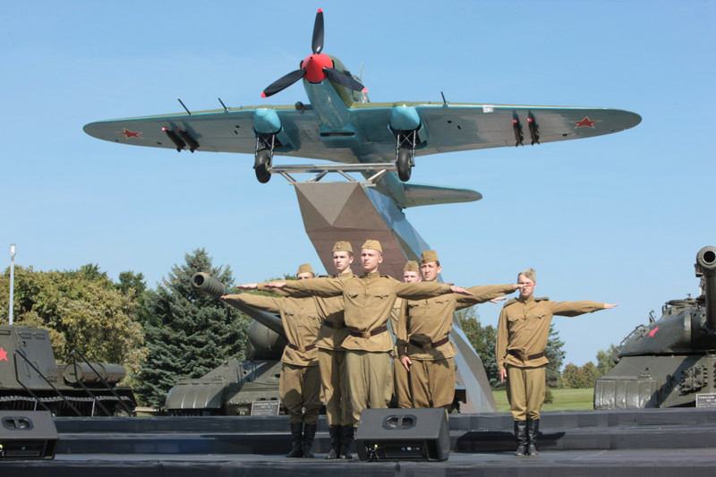 На мемориальном комплексе "Курган Славы" торжественно открыли постамент с легендарным самолетом-штурмовиком Ил-2