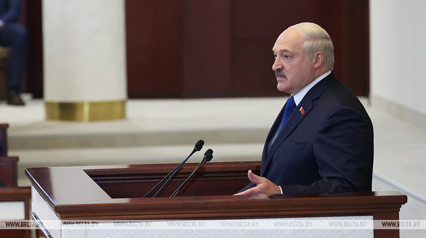 Встреча Лукашенко с парламентариями проходит в Овальном зале Дома правительства