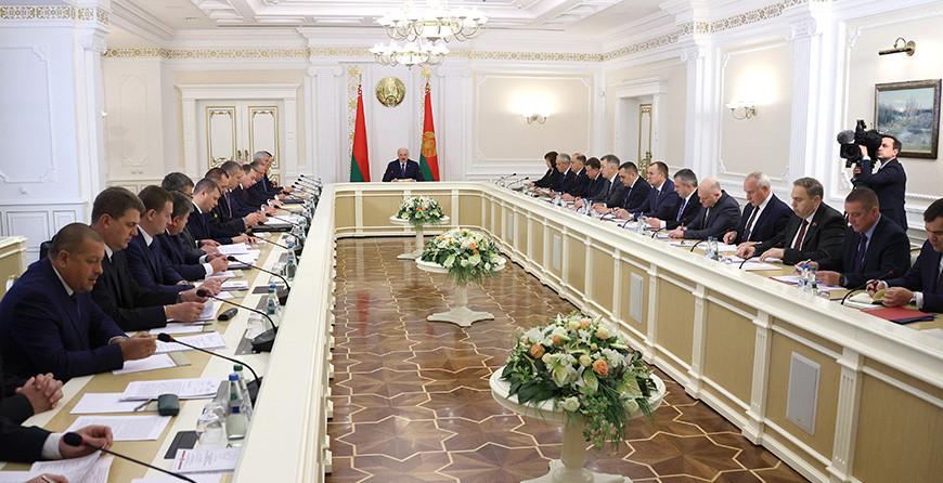 У Александра Лукашенко обсуждают ход сельскохозяйственных работ. На какие проблемы обратил внимание Президент?