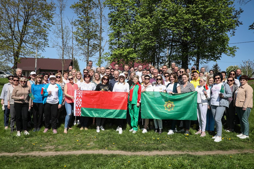 Сморгонские активисты Белорусской партии «Белая Русь» высадили алею молодых деревьев