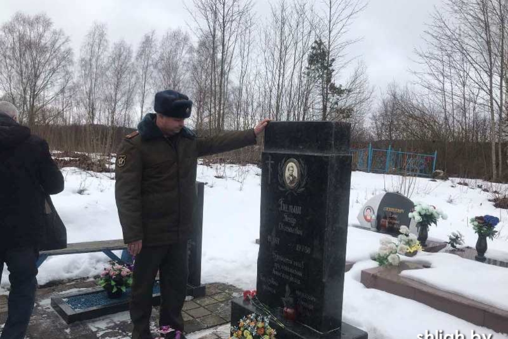 Возложили цветы к могиле Петра Балыша