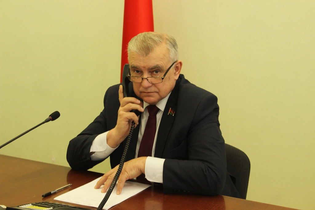 Депутат Палаты представителей провел прием граждан и прямую телефонную линию