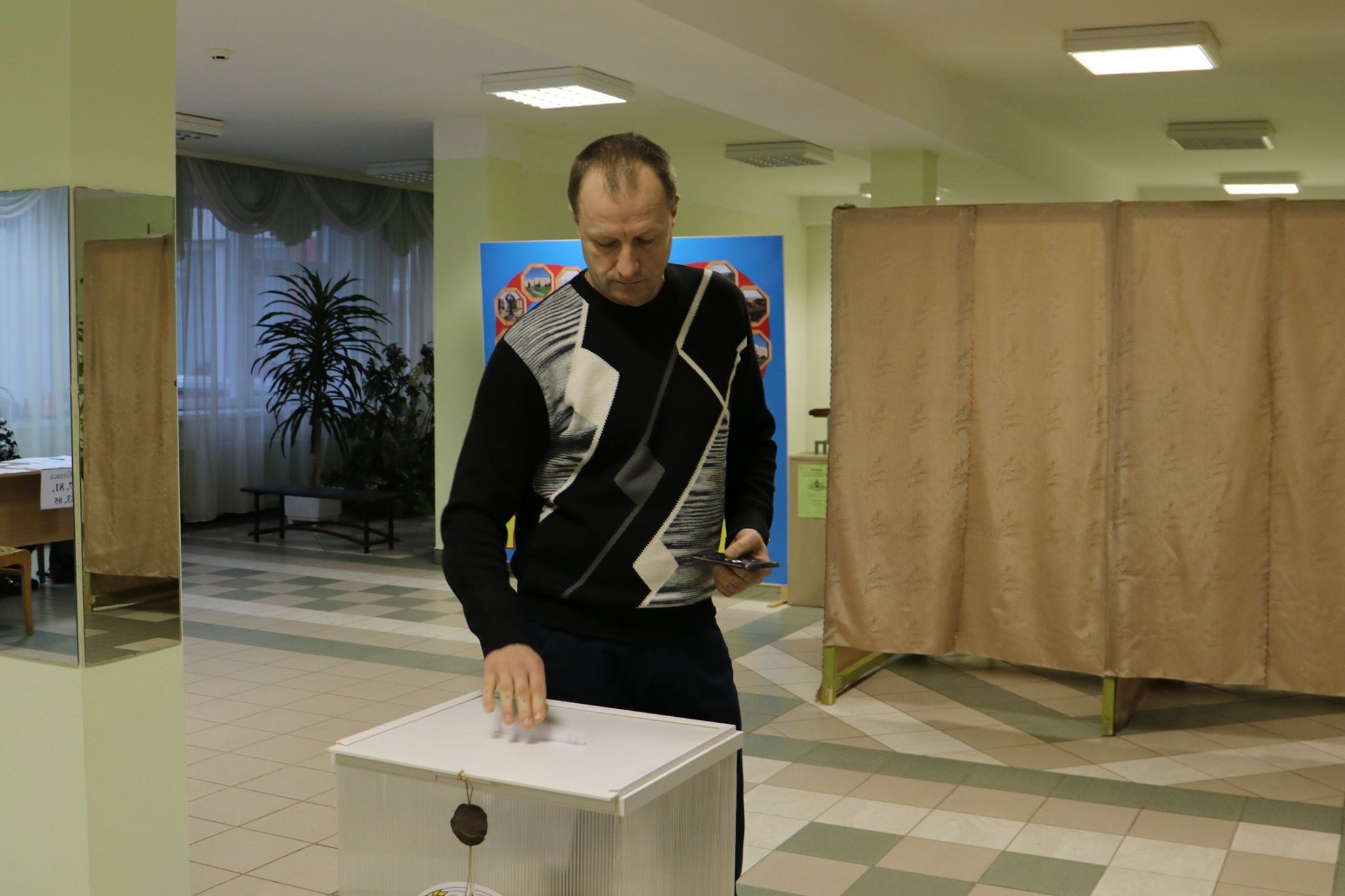 Избирательный участок №7. Валерьян Свекло - избиратель и наблюдатель в одном лице