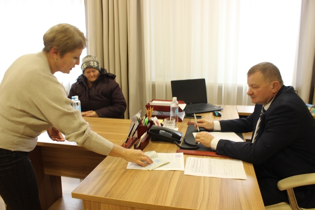 Первый заместитель председателя КГК Гродненской области провел прием граждан и прямую телефонную линию