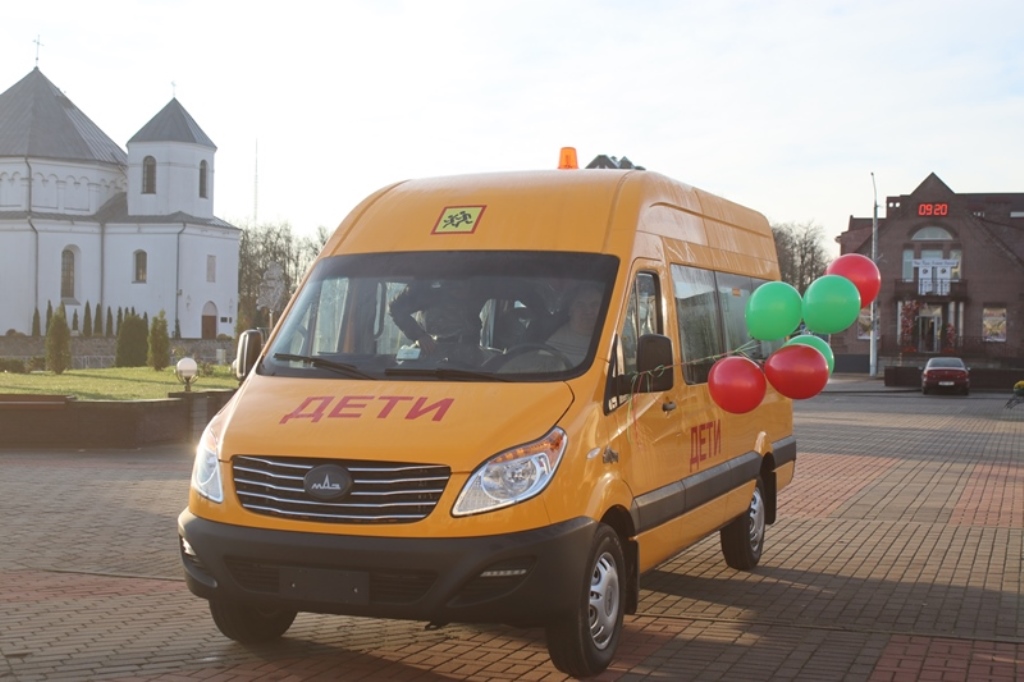 «В школу с Беларусбанком». Новый автобус появился в Жодишковской СШ
