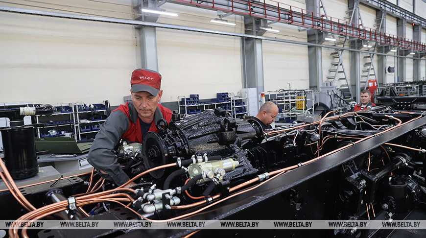 Александр Лукашенко посещает Минский завод колесных тягачей