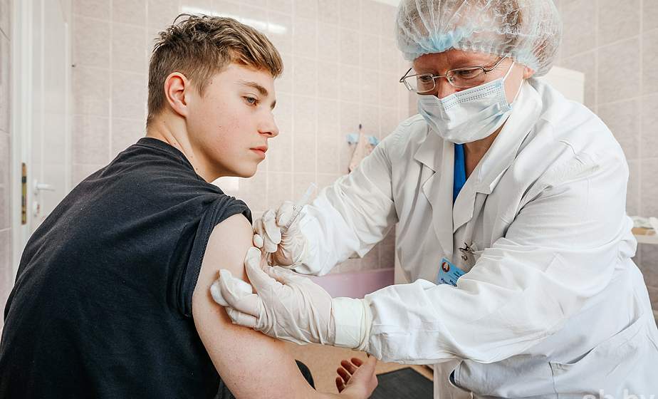 Почему вакцинироваться от коронавируса предпочтительнее летом, объясняет специалист