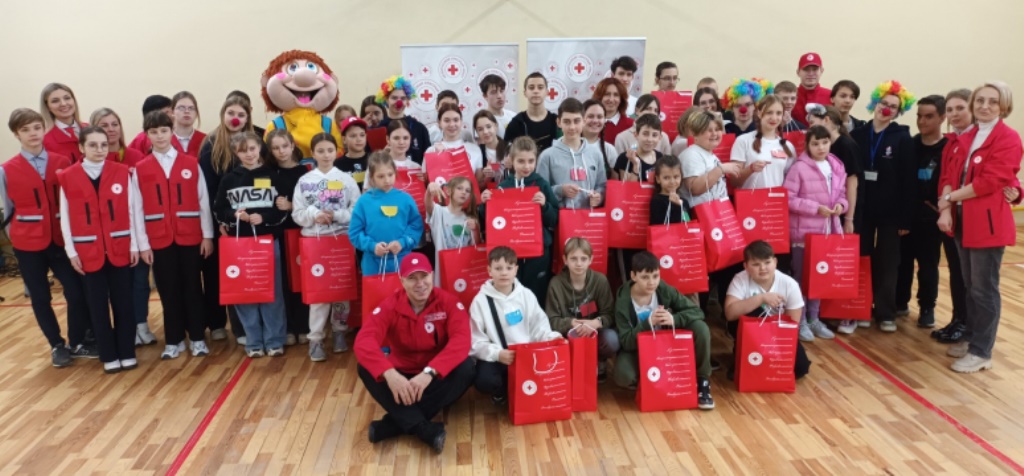 В реабилитационно-оздоровительном центре “Лесная поляна” прошёл День Красного Креста для детей, приехавших из Херсонской области на оздоровление
