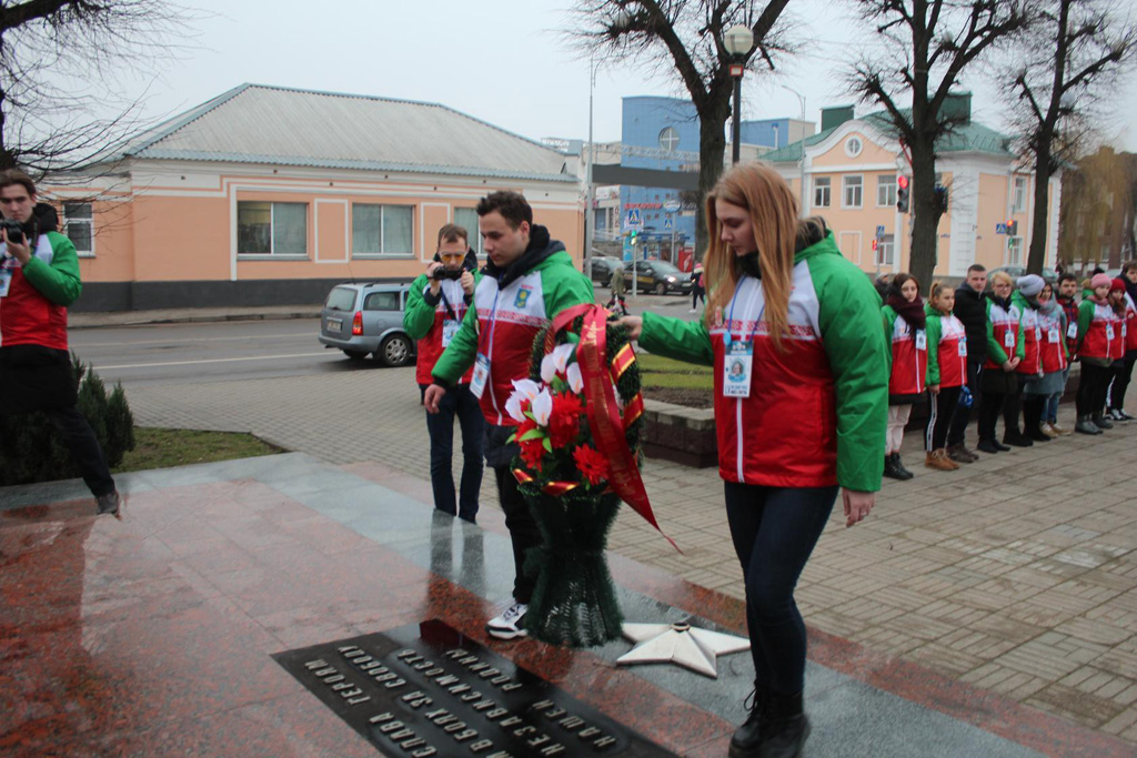 Участники «Звездного похода» возложили корзину к памятнику погибшим воинам и партизанам в годы ВОВ присоединились к акции «Во славу общей Победы!» (+ВИДЕО)