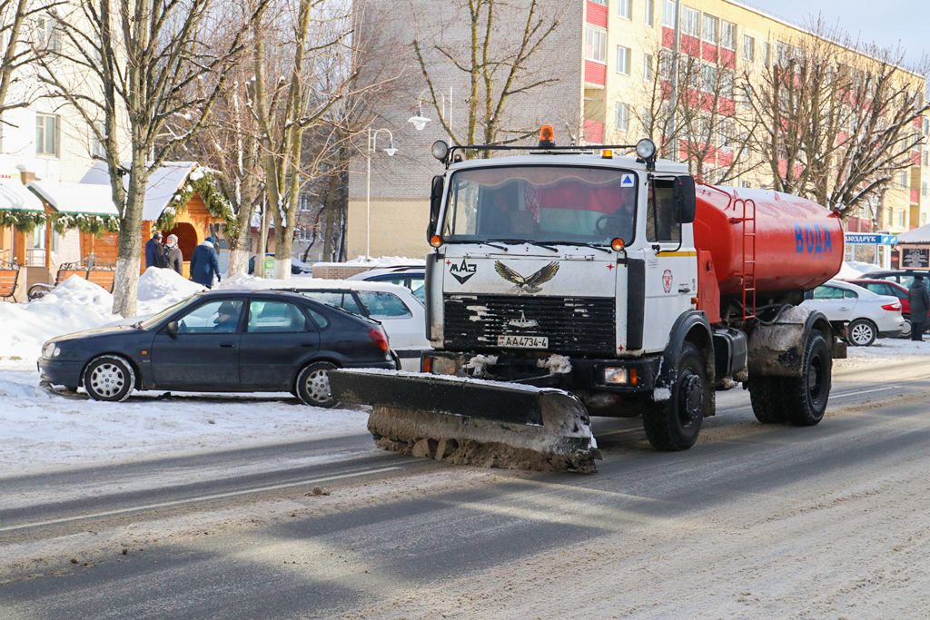 Фоторепортаж: Коммунальщики продолжают убирать снег на улицах города