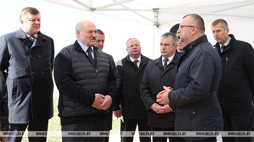 Поездку в Чечерск Александр Лукашенко начал с ознакомления с ситуацией в сельском хозяйстве 