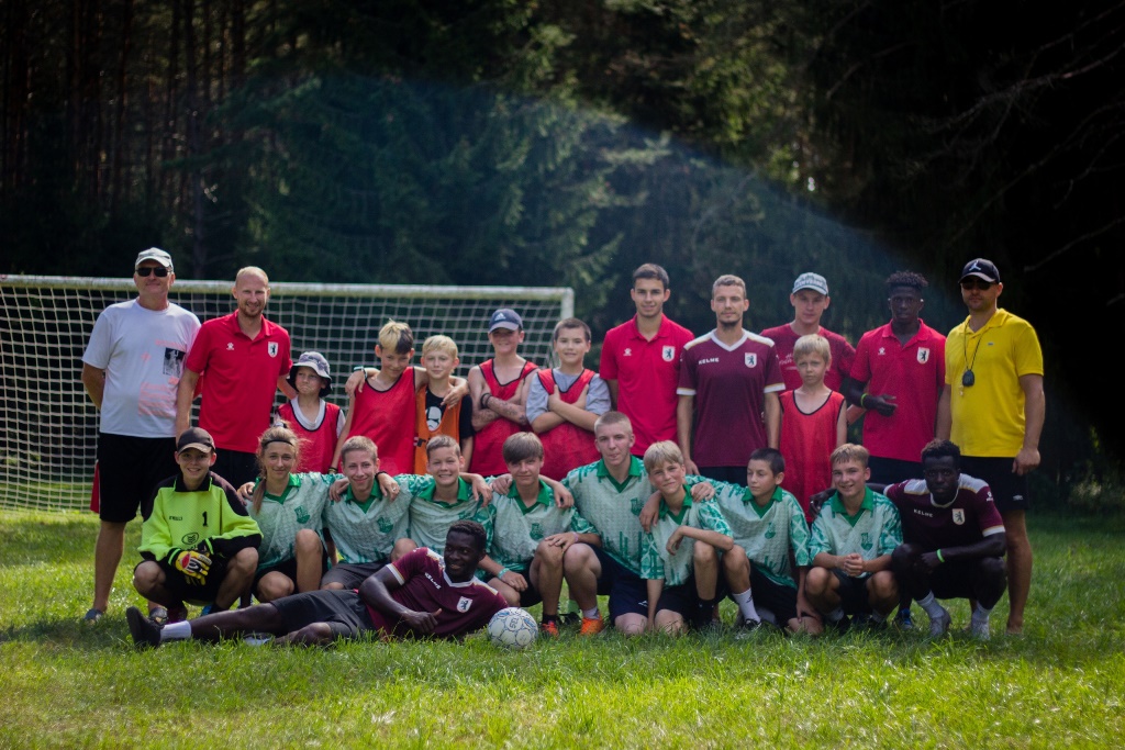 Футболисты нашей команды посетили ребят, отдыхающих в лагере «Орленок»