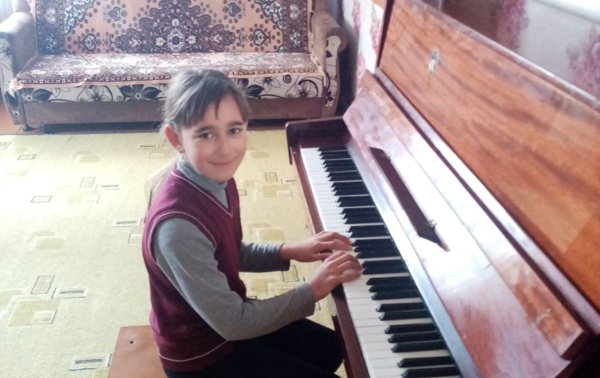 Теория шести рукопожатий сработала: пианино – в семье девочки
