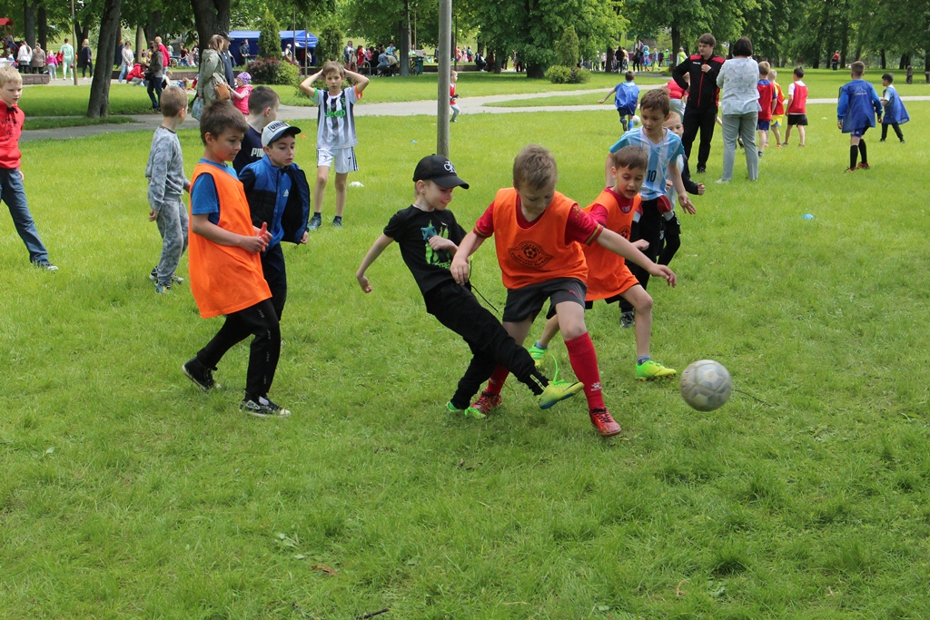 В городском парке для детей работали спортивные площадки