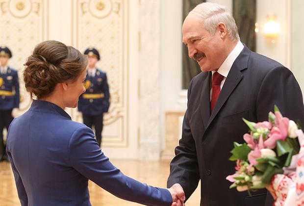 Александр Лукашенко поздравил женщин с 8 Марта