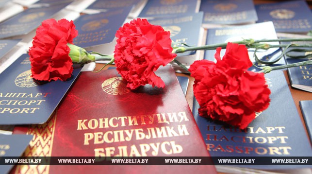 Лукашенко поздравил соотечественников с Днем Конституции