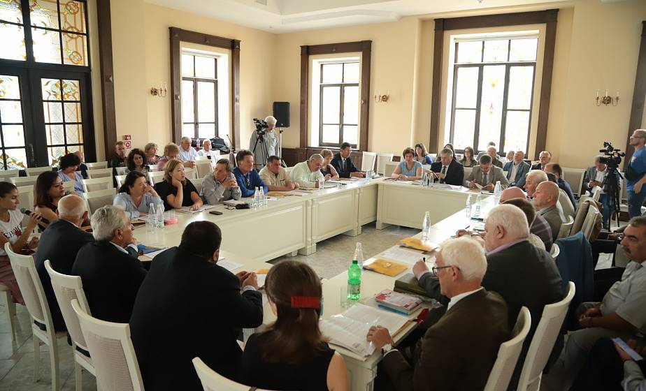 Литературоведы и авторы из 14 стран собрались за круглым столом в Свято-Успенском Жировичском монастыре