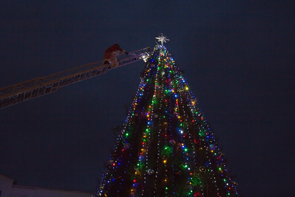 В Сморгони иллюминацию на главной ёлке города зажег Дед Мороз-спасатель (+ВИДЕО)