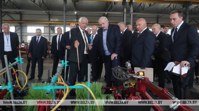 Лукашенко в Ивьевском районе ознакомился с работой частного производителя сельхозтехники