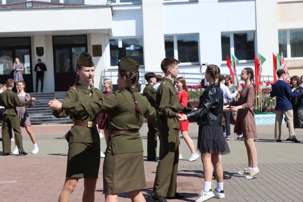 Акция "Вальс Победы" прошла на центральной площади в Сморгони