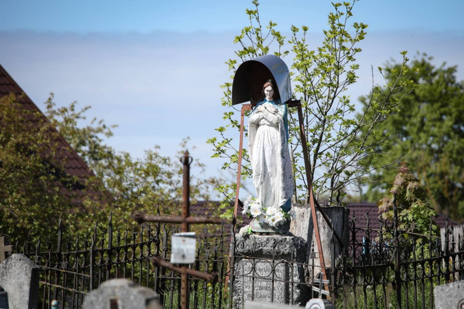 Смотрите наш фоторепортаж со старого кладбища Сморгони на Радуницу