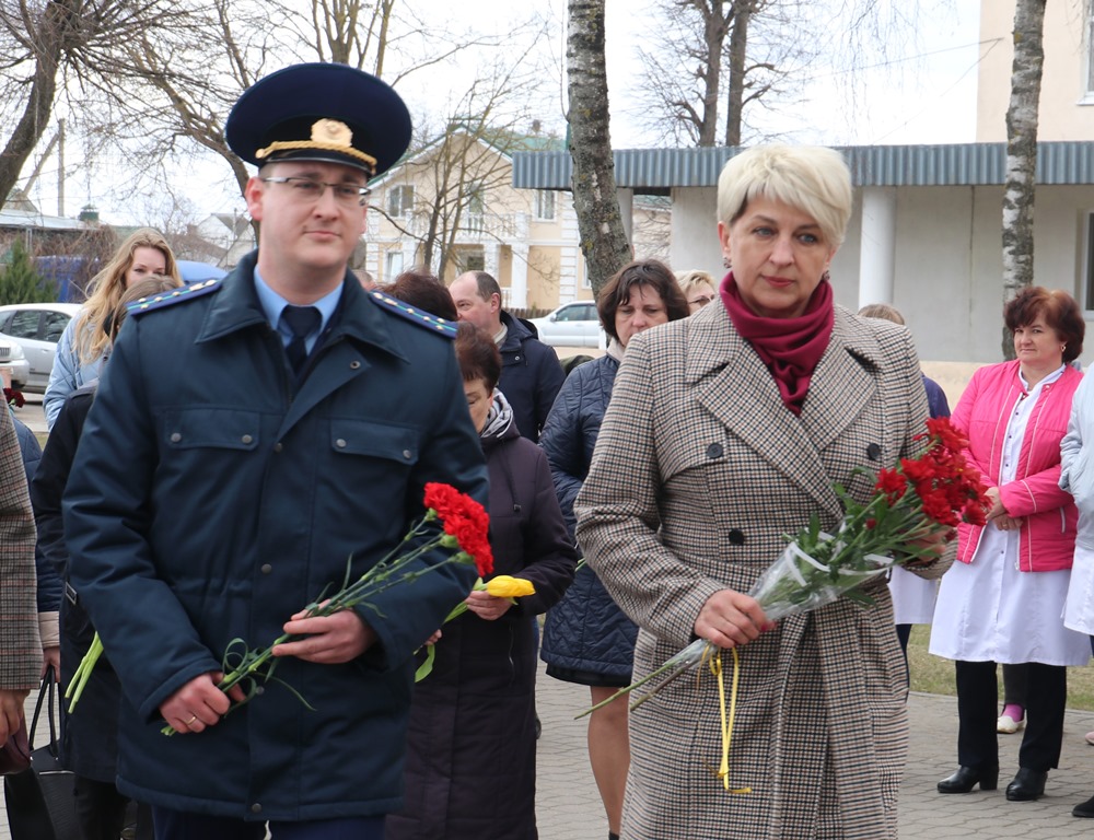 Память жива. Сморгонцы возложили цветы к подножию памятного знака на месте лагеря военнопленных