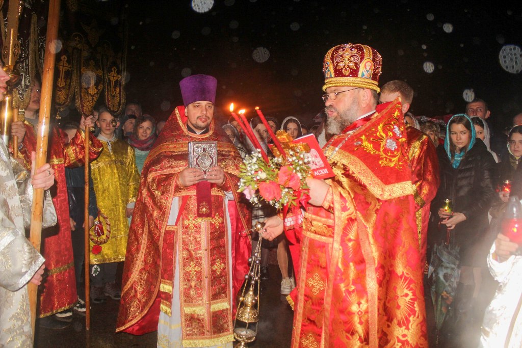 Православные верующие празднуют Воскресение Господне