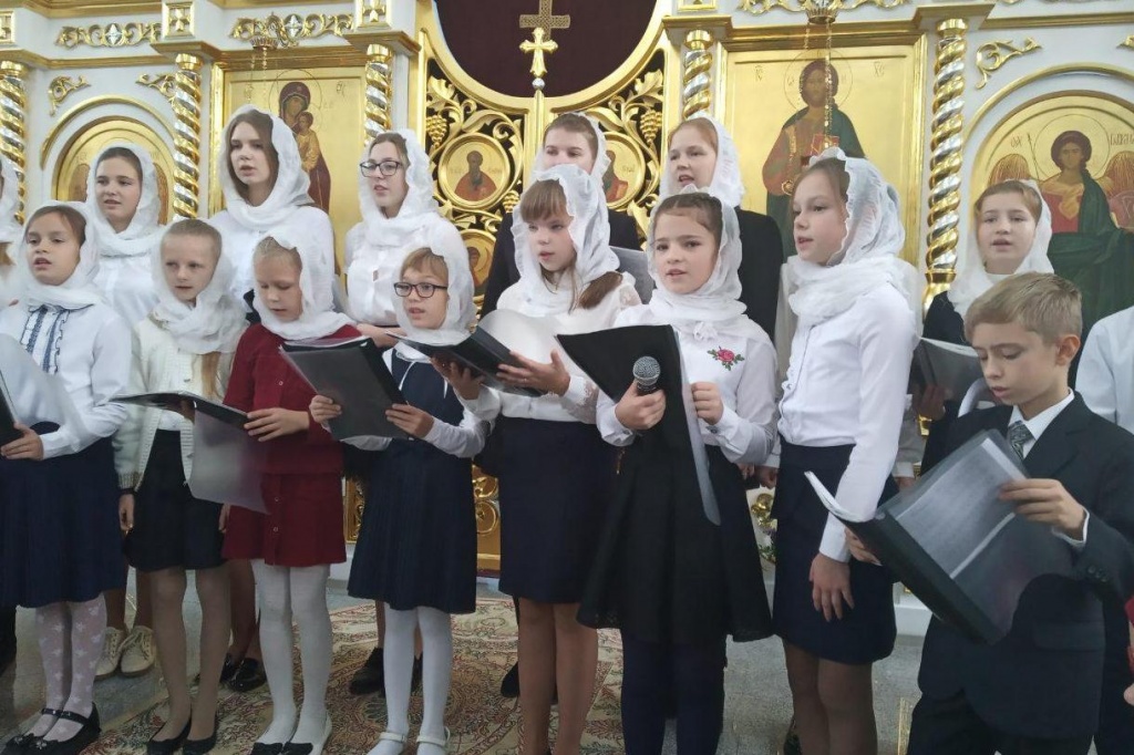 Ученики Воскресной школы поздравили женщин с Днём матери