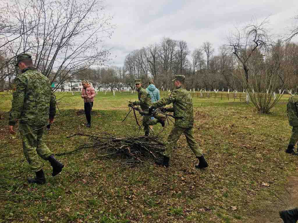 Активисты БРСМ потрудились на очистке территории