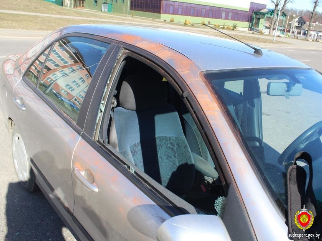 Пьяный хулиган в Сморгони повредил три автомобиля