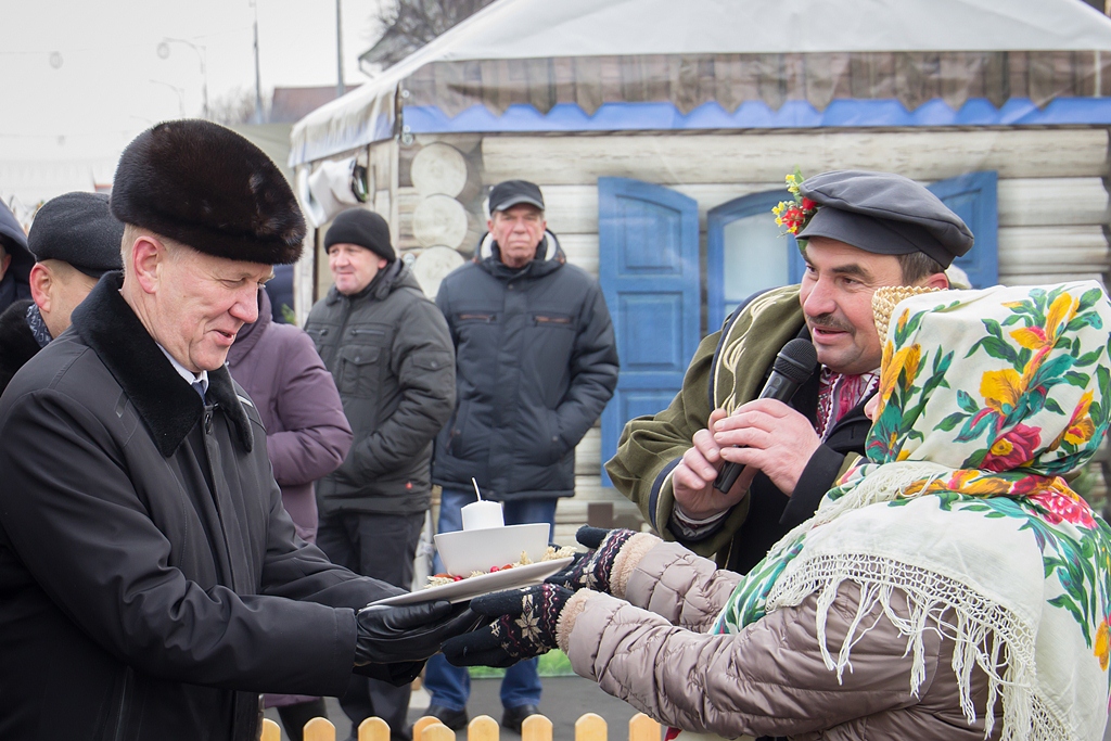 Владимир Кравцов в Сморгони на "Дожинках" посетил подворья районов Гродненщины