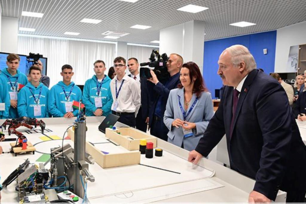 Александр Лукашенко называет их "будущим страны". Рассказываем о главном богатстве Беларуси Александр Лукашенко называет их "будущим страны". Рассказываем о главном богатстве Беларуси