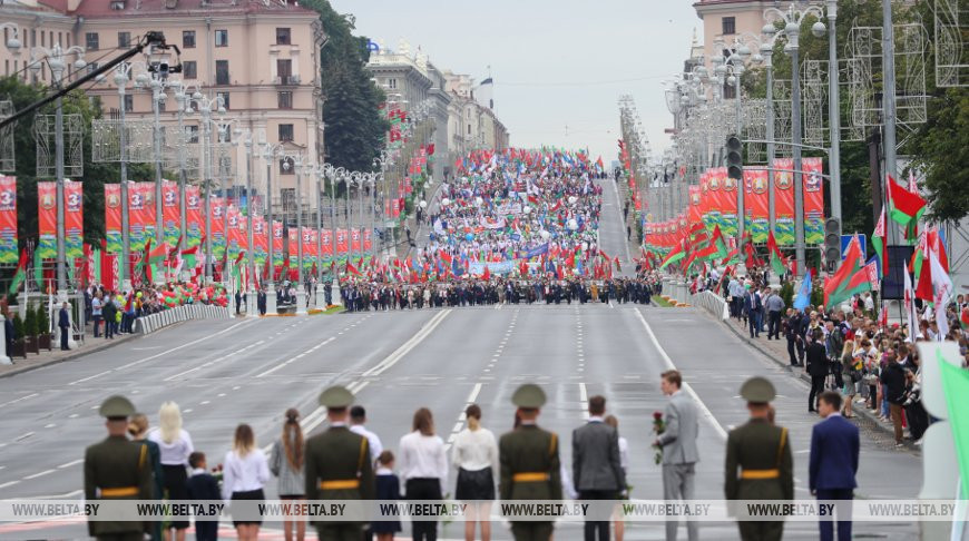Александр Лукашенко принимает участие в патриотическом шествии "Беларусь помнит!"