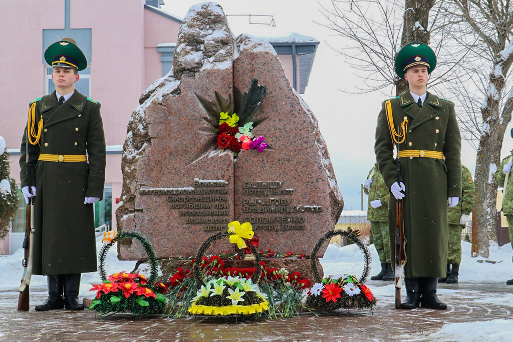 В Сморгони возложили цветы к памятному знаку «Эхо войны»