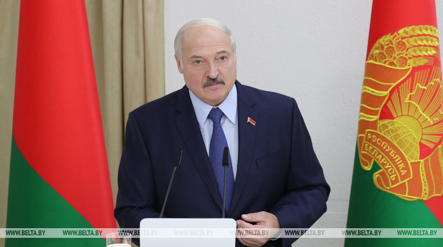 "Учитель с учеником сидит нога за ногу и курит" - Лукашенко вновь раскритиковал ситуацию в школах