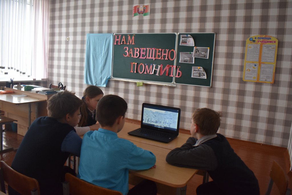 Учащиеся 6 класса смотрят фильм о Бухенвальде.JPG