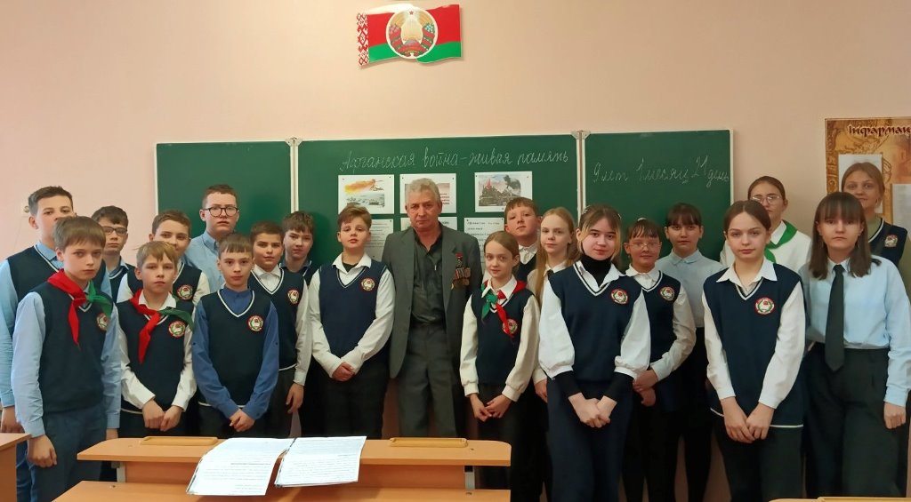 Вячеслав Судаков и учащиеся 6  класса.jpg