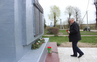 В Кревском сельсовете к памятникам возложили цветы