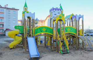 Современный детский игровой комплекс устанавливают в микрорайоне Западном