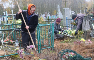 Сельчане организовали субботник на кладбище в Аславенятах