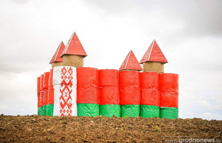 Фотофакт: Яркие соломенные инсталляции украшают Берестовицкий район в преддверии "Дажынак"