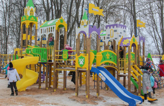 «Кревский замок» для детей. В городском парке состоялось открытие новой игровой площадки