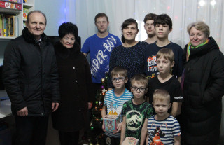 Подарки от районной организации ОО «Белая Русь» вручили приёмным родителям и их воспитанникам