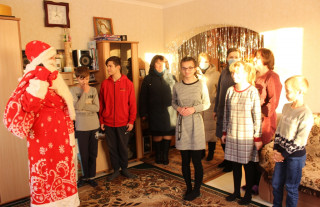 Работники Сморгонского РУП «ЖКХ пришли с подарками в детский дом семейного типа