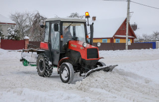 Коммунальщики города расчищают снежные завалы