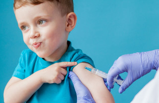 Коронавирус у детей: вакцинироваться надо